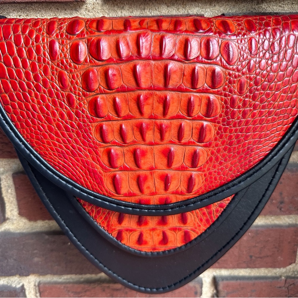 Artisan handmade crossbody by Miguel Bizzotto